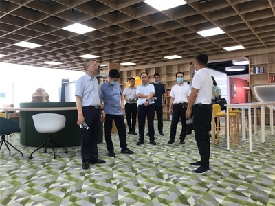 省經(jīng)濟(jì)和信息化廳輕紡處處長何開華率隊赴崇州市智能家具產(chǎn)業(yè)園調(diào)研